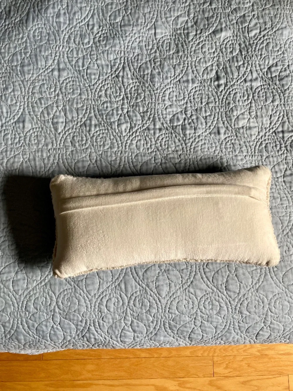 Mr&Mrs hooked pillow